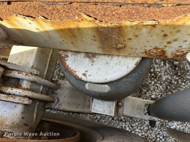 image for item ER8326 2004 Peterbilt 379 semi truck