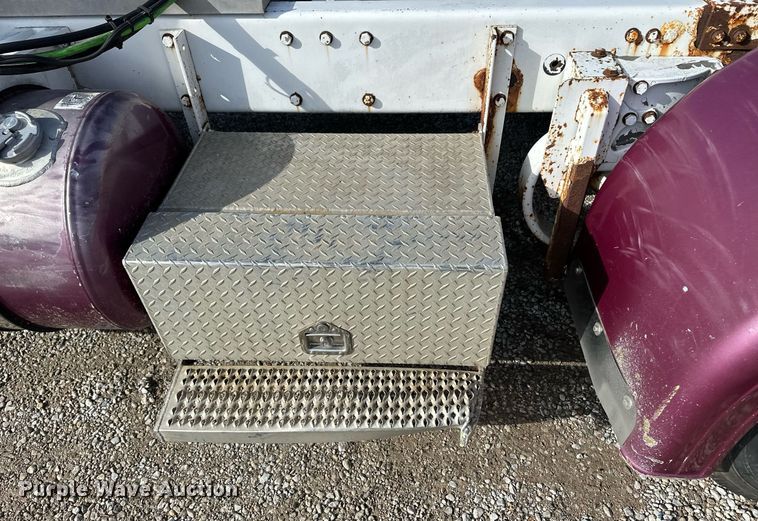 image for item ER8326 2004 Peterbilt 379 semi truck