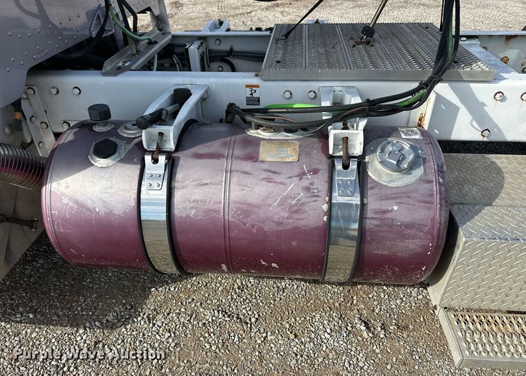 image for item ER8326 2004 Peterbilt 379 semi truck