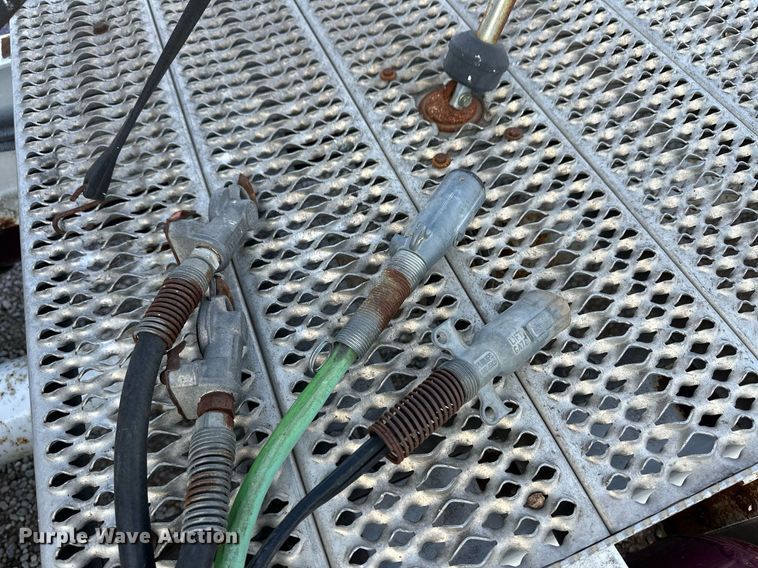 image for item ER8326 2004 Peterbilt 379 semi truck