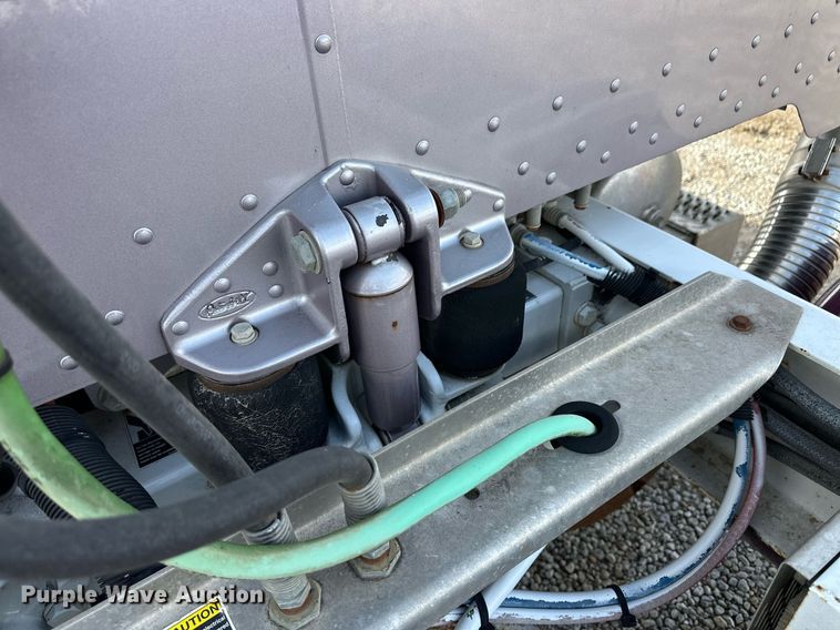 image for item ER8326 2004 Peterbilt 379 semi truck