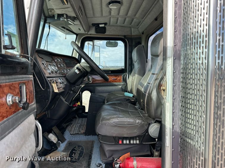 image for item ER8326 2004 Peterbilt 379 semi truck