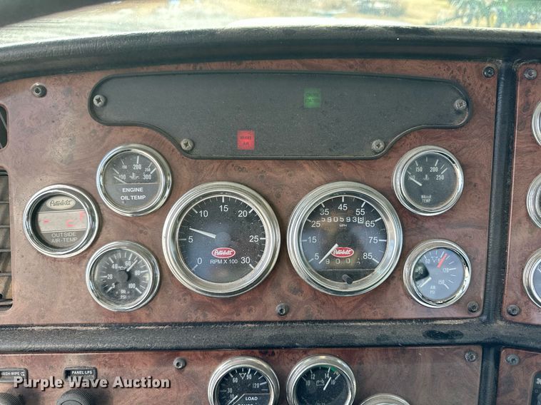 image for item ER8326 2004 Peterbilt 379 semi truck