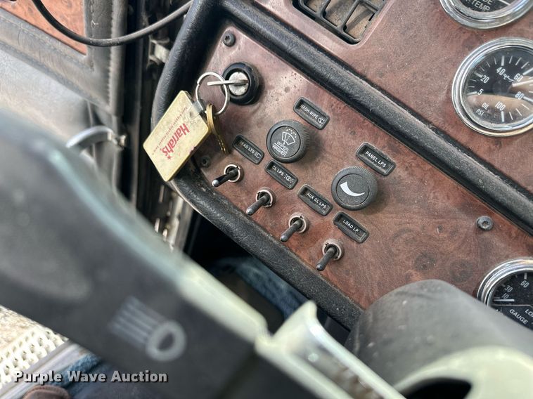 image for item ER8326 2004 Peterbilt 379 semi truck