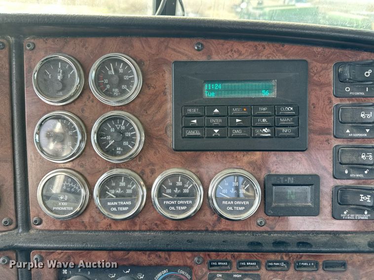 image for item ER8326 2004 Peterbilt 379 semi truck