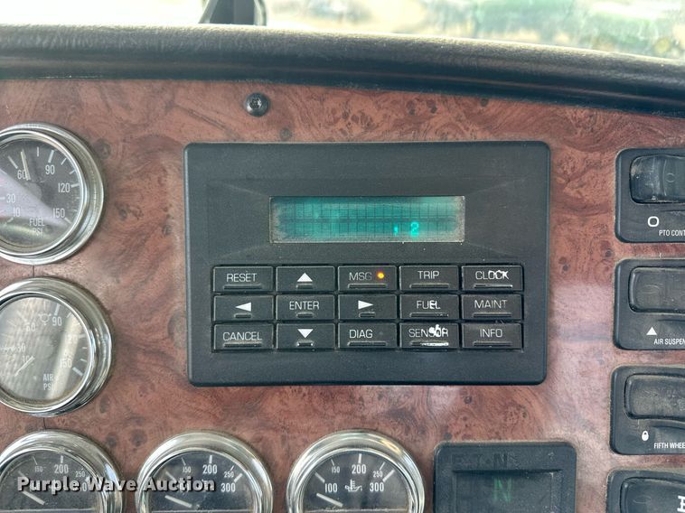 image for item ER8326 2004 Peterbilt 379 semi truck