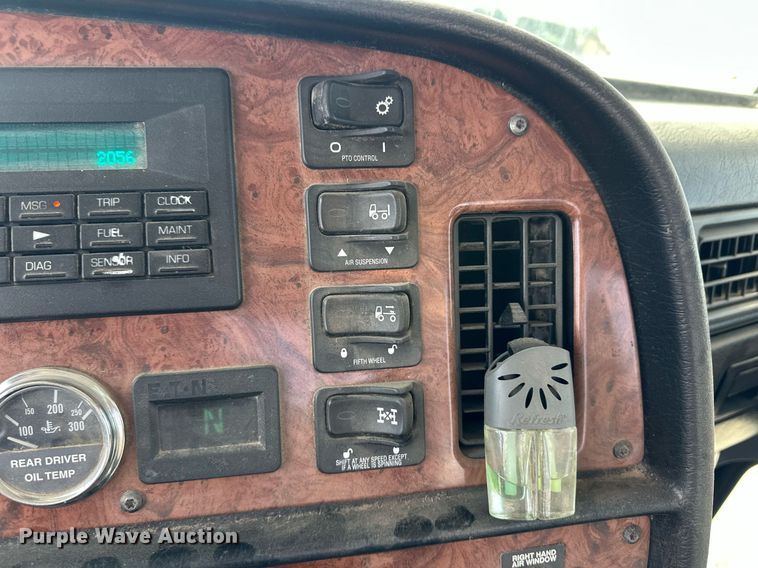 image for item ER8326 2004 Peterbilt 379 semi truck