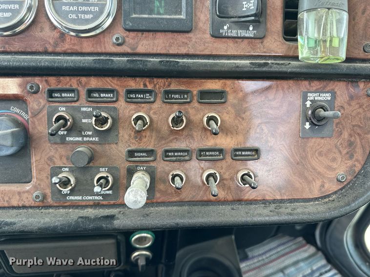 image for item ER8326 2004 Peterbilt 379 semi truck