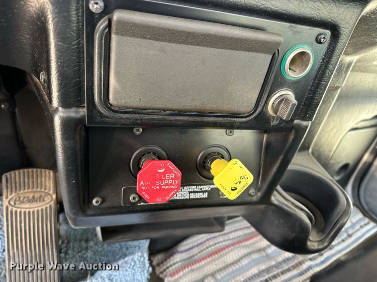 image for item ER8326 2004 Peterbilt 379 semi truck