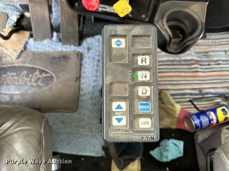 image for item ER8326 2004 Peterbilt 379 semi truck