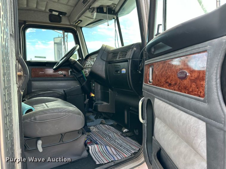 image for item ER8326 2004 Peterbilt 379 semi truck