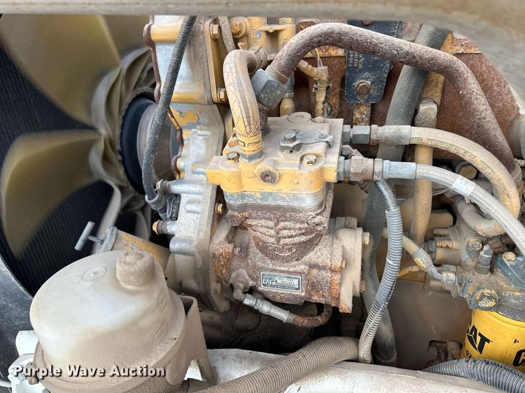 image for item ER8326 2004 Peterbilt 379 semi truck