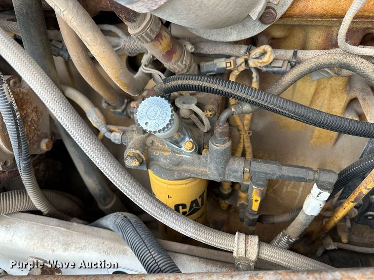 image for item ER8326 2004 Peterbilt 379 semi truck