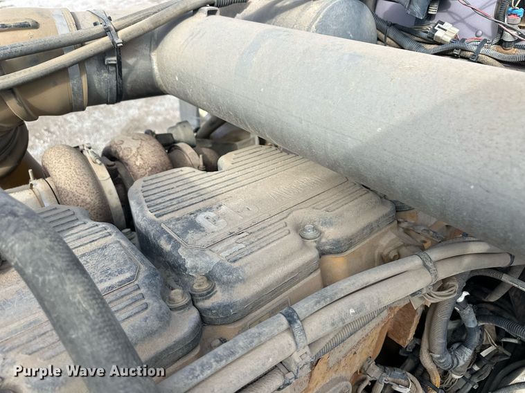 image for item ER8326 2004 Peterbilt 379 semi truck