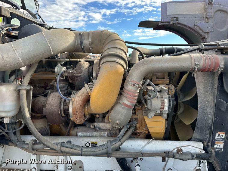 image for item ER8326 2004 Peterbilt 379 semi truck