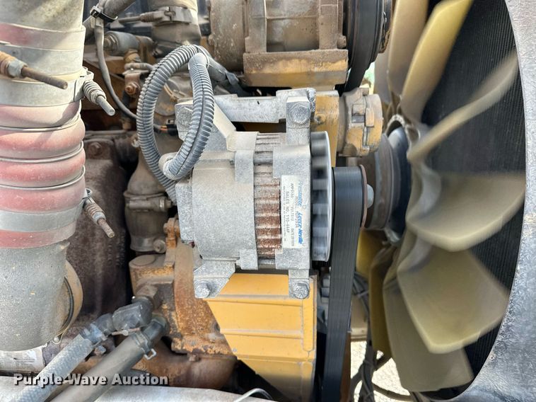 image for item ER8326 2004 Peterbilt 379 semi truck