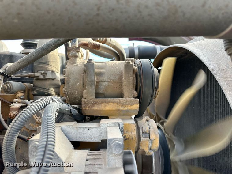 image for item ER8326 2004 Peterbilt 379 semi truck