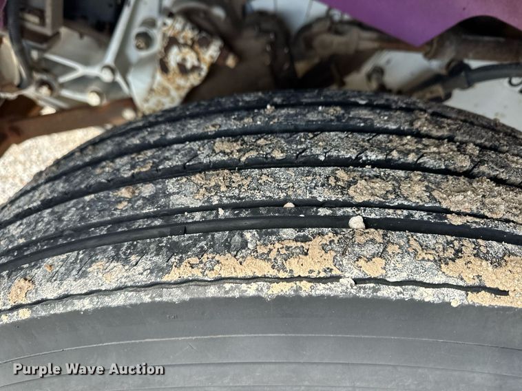 image for item ER8326 2004 Peterbilt 379 semi truck