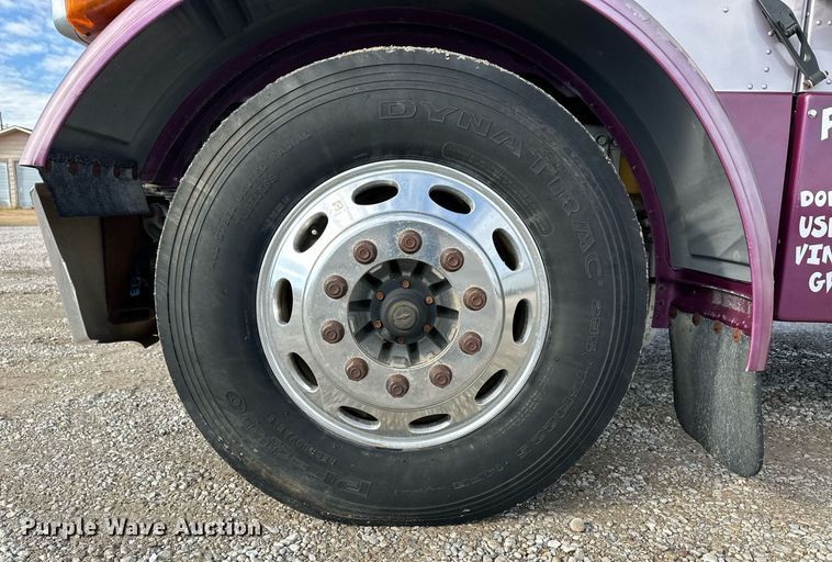 image for item ER8326 2004 Peterbilt 379 semi truck