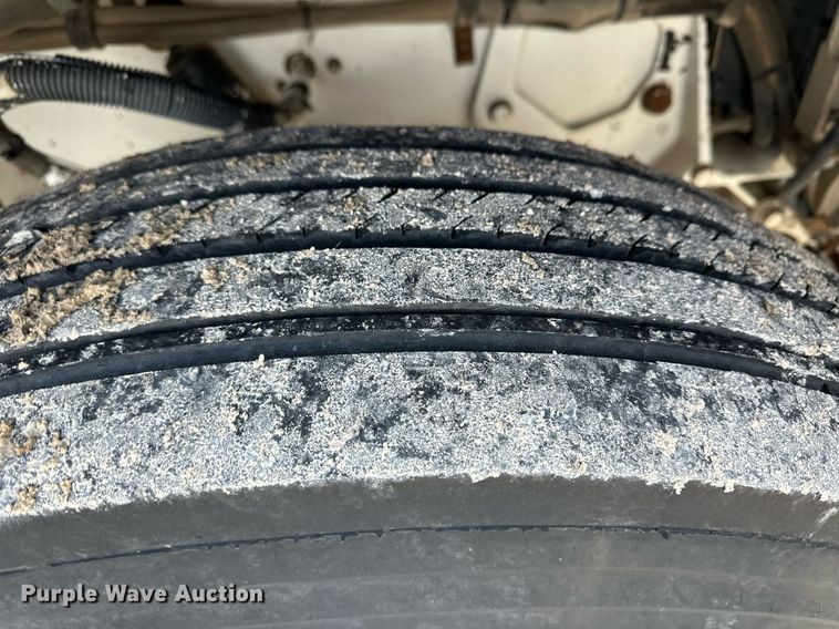 image for item ER8326 2004 Peterbilt 379 semi truck