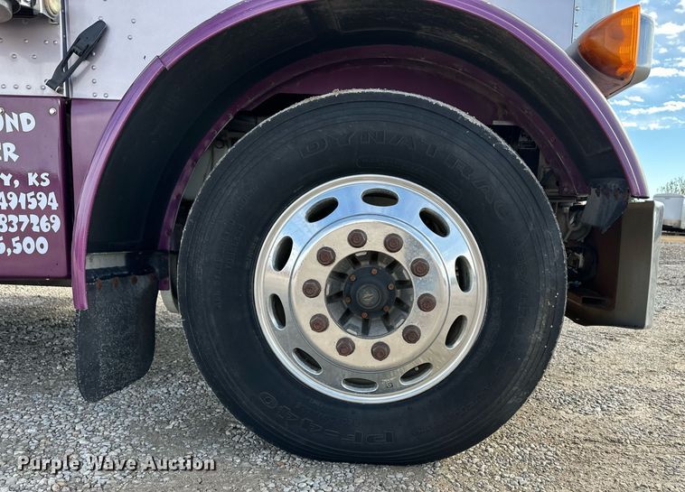 image for item ER8326 2004 Peterbilt 379 semi truck