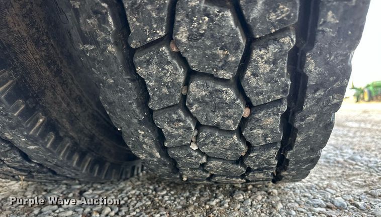 image for item ER8326 2004 Peterbilt 379 semi truck