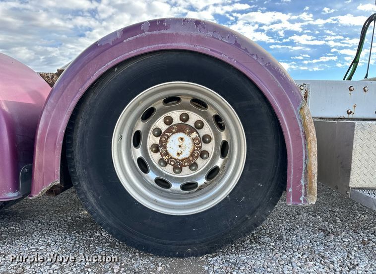 image for item ER8326 2004 Peterbilt 379 semi truck