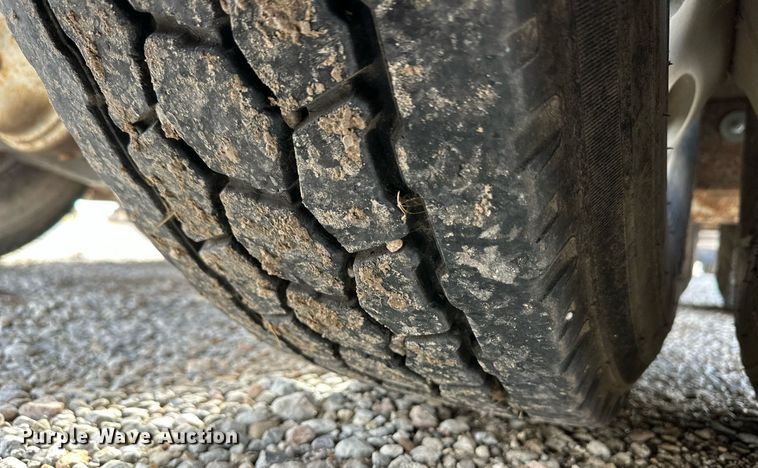 image for item ER8326 2004 Peterbilt 379 semi truck