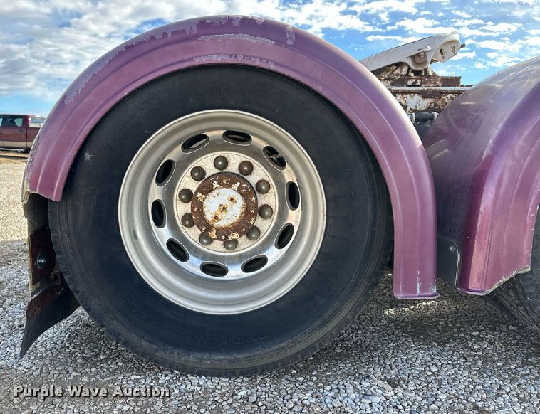 image for item ER8326 2004 Peterbilt 379 semi truck