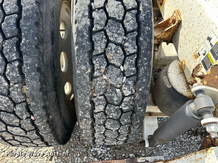 image for item ER8326 2004 Peterbilt 379 semi truck