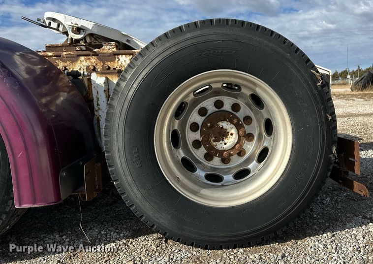 image for item ER8326 2004 Peterbilt 379 semi truck