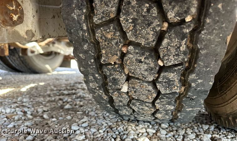 image for item ER8326 2004 Peterbilt 379 semi truck