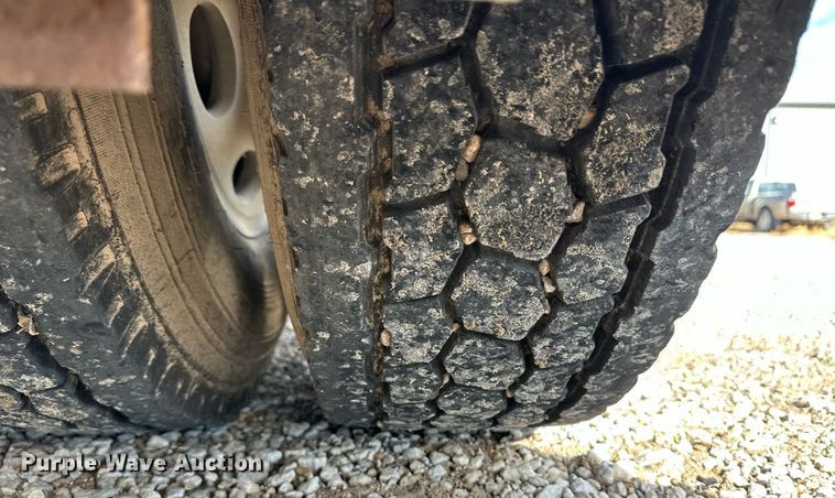 image for item ER8326 2004 Peterbilt 379 semi truck