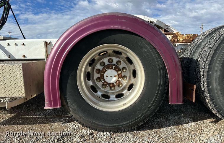 image for item ER8326 2004 Peterbilt 379 semi truck