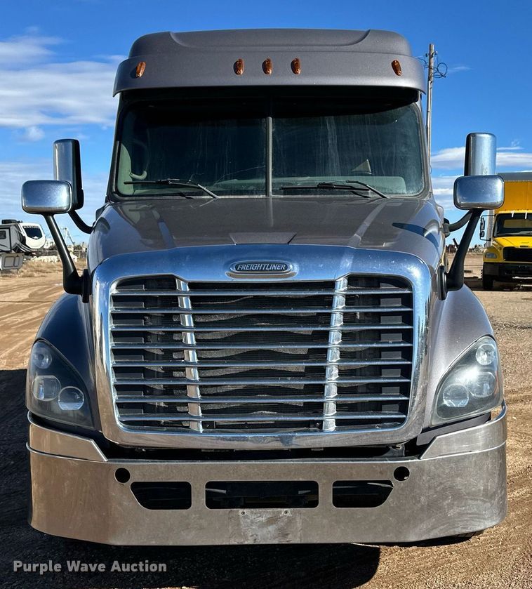 image for item ER8335 2016 Freightliner Cascadia 125 semi truck