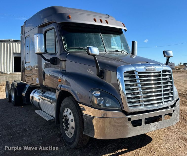 image for item ER8335 2016 Freightliner Cascadia 125 semi truck
