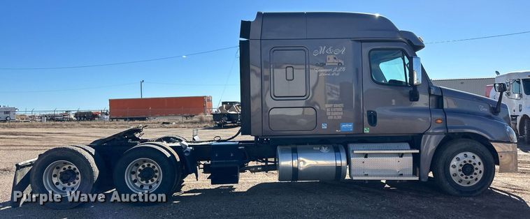 image for item ER8335 2016 Freightliner Cascadia 125 semi truck