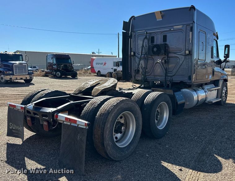 image for item ER8335 2016 Freightliner Cascadia 125 semi truck