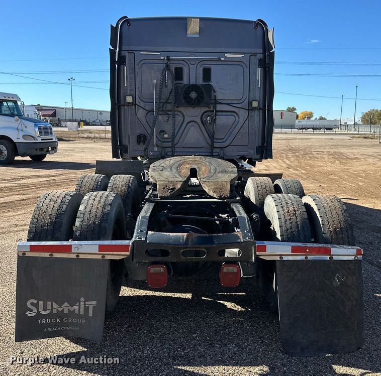 image for item ER8335 2016 Freightliner Cascadia 125 semi truck