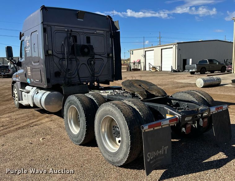 image for item ER8335 2016 Freightliner Cascadia 125 semi truck