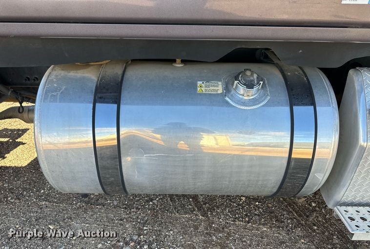 image for item ER8335 2016 Freightliner Cascadia 125 semi truck