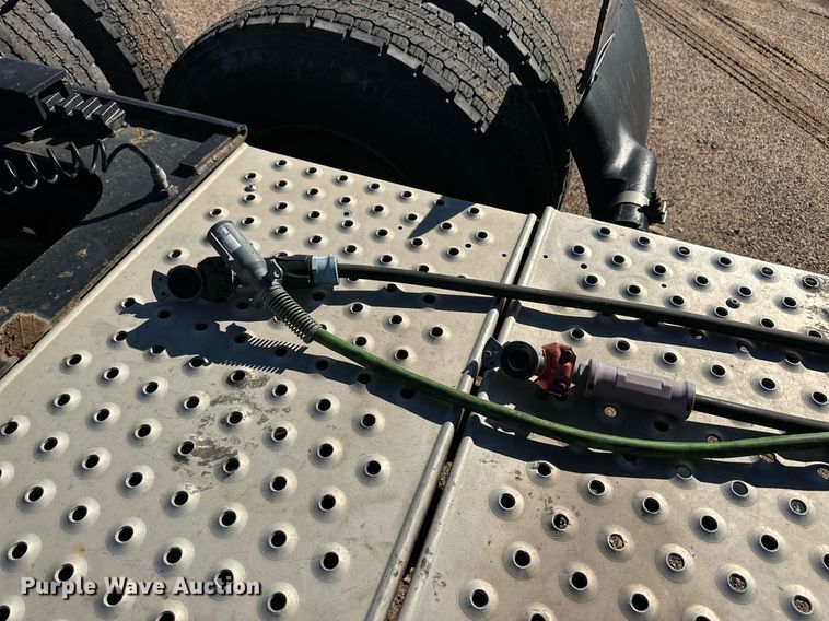 image for item ER8335 2016 Freightliner Cascadia 125 semi truck