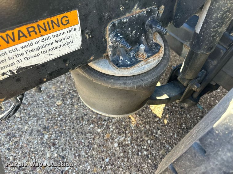 image for item ER8335 2016 Freightliner Cascadia 125 semi truck