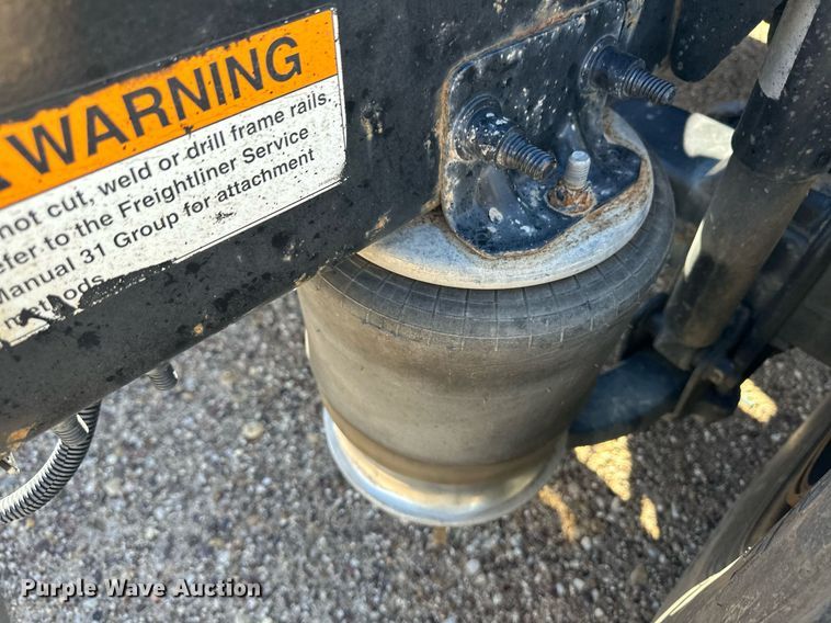 image for item ER8335 2016 Freightliner Cascadia 125 semi truck