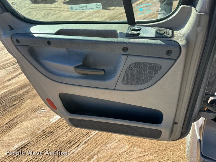 image for item ER8335 2016 Freightliner Cascadia 125 semi truck