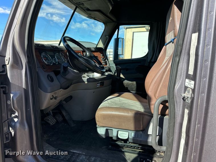 image for item ER8335 2016 Freightliner Cascadia 125 semi truck