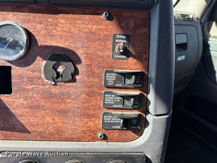 image for item ER8335 2016 Freightliner Cascadia 125 semi truck