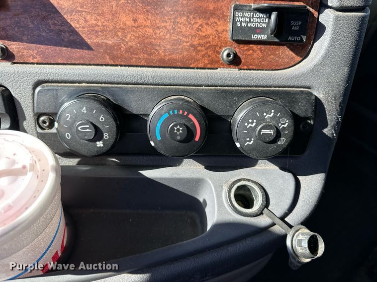 image for item ER8335 2016 Freightliner Cascadia 125 semi truck