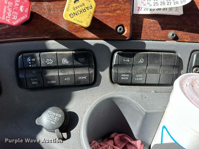 image for item ER8335 2016 Freightliner Cascadia 125 semi truck