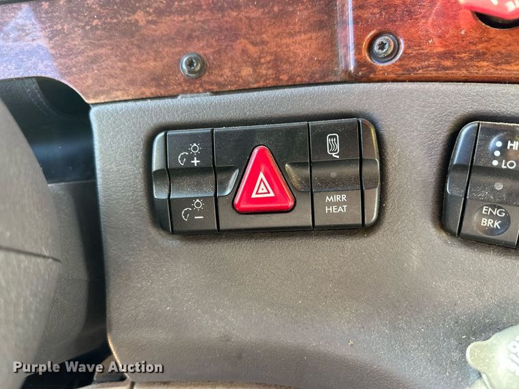 image for item ER8335 2016 Freightliner Cascadia 125 semi truck